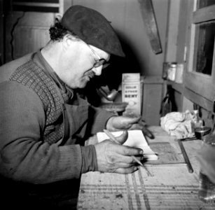 Man noteert gegevens, Bestanddeelnr 252-9486