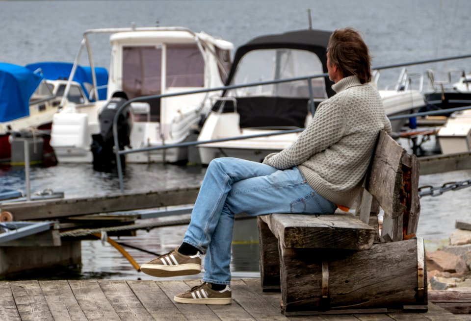Man on a bench in Slävik harbor 3