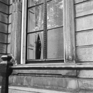 Man kijkt vanuit een raam van Paleis Lange Voorhout naar buiten, Bestanddeelnr 900-8912