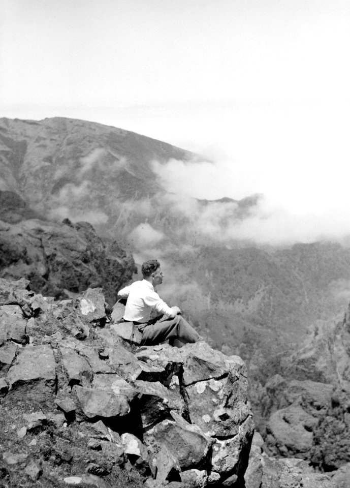 Man op bergtop bekijkt panorama, Bestanddeelnr 255-9592