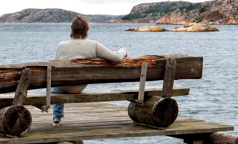 Man on a bench in Slävik harbor 2