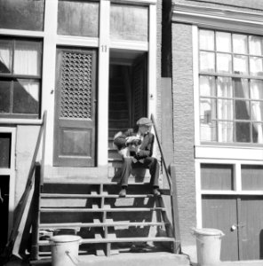 Man met zijn hond op de trap voor een huis, Bestanddeelnr 254-2337