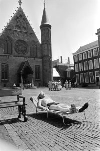 Man ligt te zonnen op het Binnenhof op een stretcher, Bestanddeelnr 933-3438