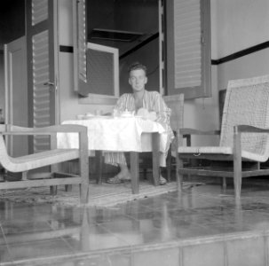 Man aan het ontbijt, waarschijnlijk in een hotel in Bandoeng, Bestanddeelnr 255-8420