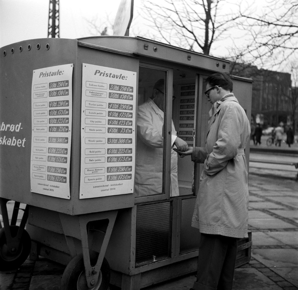 Man ontvangt geld van een verkoper bij een kiosk waar smørrebrød word verkocht, Bestanddeelnr 252-8831