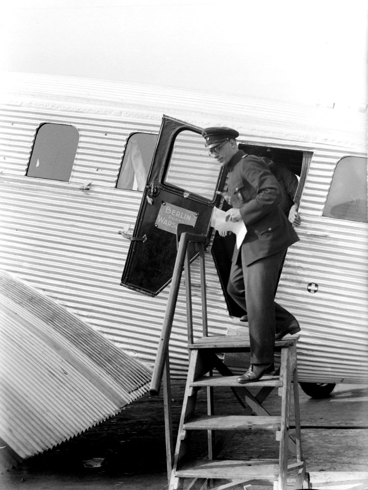Man op de trap bij de Junkers G24 D-1089 Hestia die voor de Lufthansa de lijndie, Bestanddeelnr 190-0064
