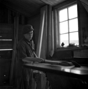 Man aan een werkbank in het Joodse werkdorp in de Wieringermeer, Bestanddeelnr 254-4919
