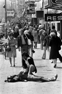 Man onwel op het Damrak in Amsterdam, Bestanddeelnr 927-9319