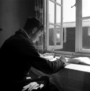 Man aan het studeren in het Joodse werkdorp in de Wieringermeer, Bestanddeelnr 254-4915