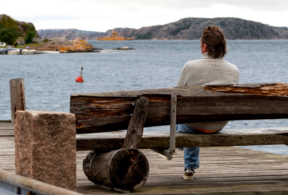 Man on a bench in Slävik harbor 1