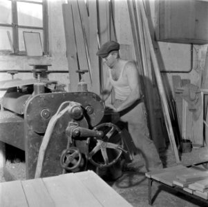 Man aan het werk in een houtwerkplaats van kibboets Kiwath Brenner, Bestanddeelnr 255-0585