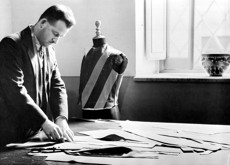 Man aan het werk met patronen in het atelier waar de uniformen worden gemaakt, Bestanddeelnr 191-1312
