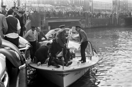 Man te water in Amsterdam, de drenkeling op een rondvaartboot bij de Amstel, Bestanddeelnr 920-2316