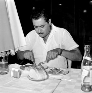 Man aan een maaltijd in Eilat, Bestanddeelnr 255-4985