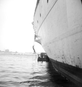 Man op touwladder aan zijkant schip, Bestanddeelnr 934-5137