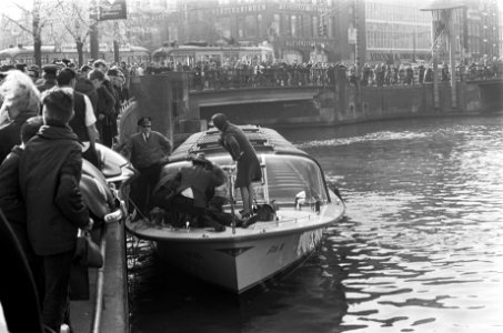 Man te water in Amsterdam, de drenkeling op een rondvaartboot bij de Amstel, Bestanddeelnr 920-2317