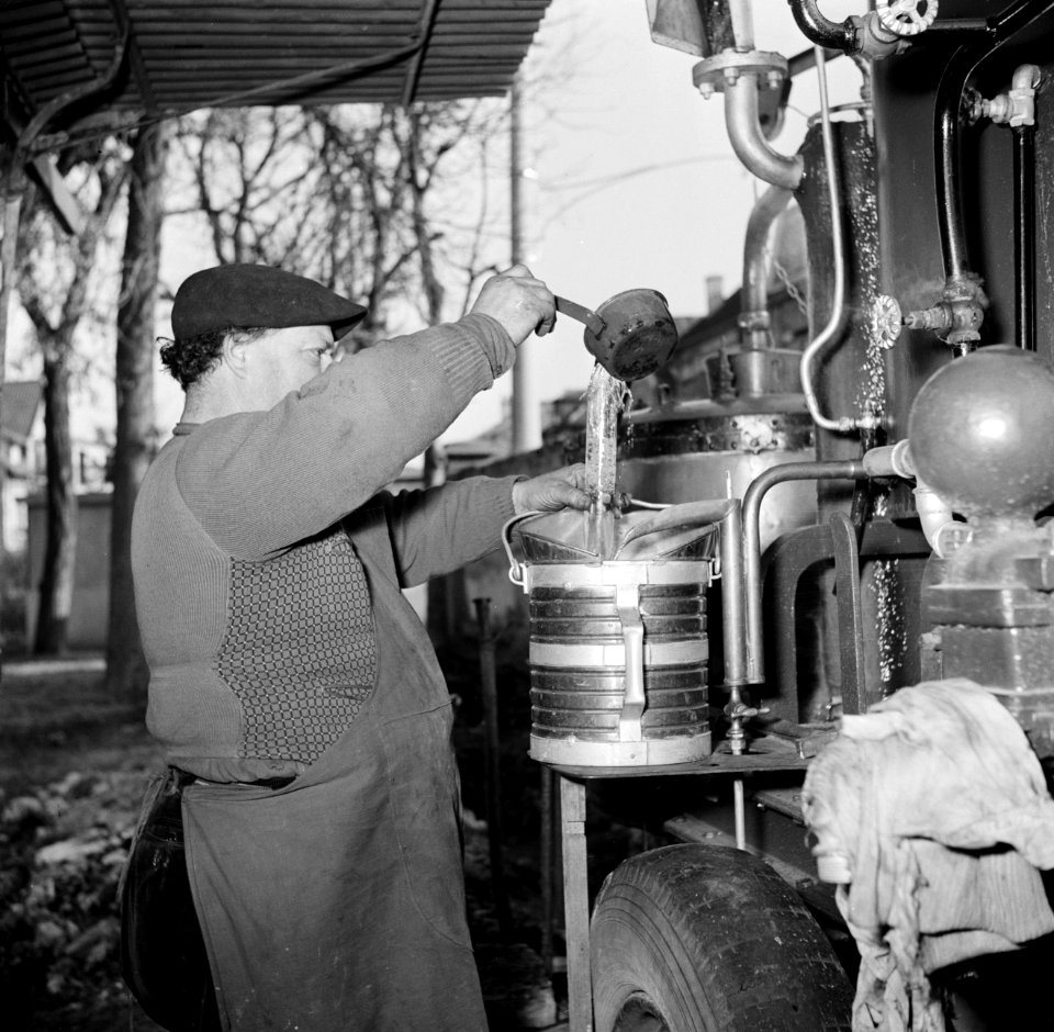 Man tapt uit het vat, Bestanddeelnr 252-9490