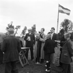 Man spreekt in microfoon, Bestanddeelnr 900-8523
