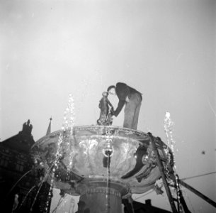 Man staat in de Caritas fontein aan het Gammeltorv, Bestanddeelnr 252-8682 photo