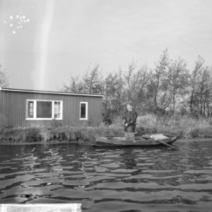 Man terwijl hij vist vanaf zijn roeiboot, Bestanddeelnr 918-4478