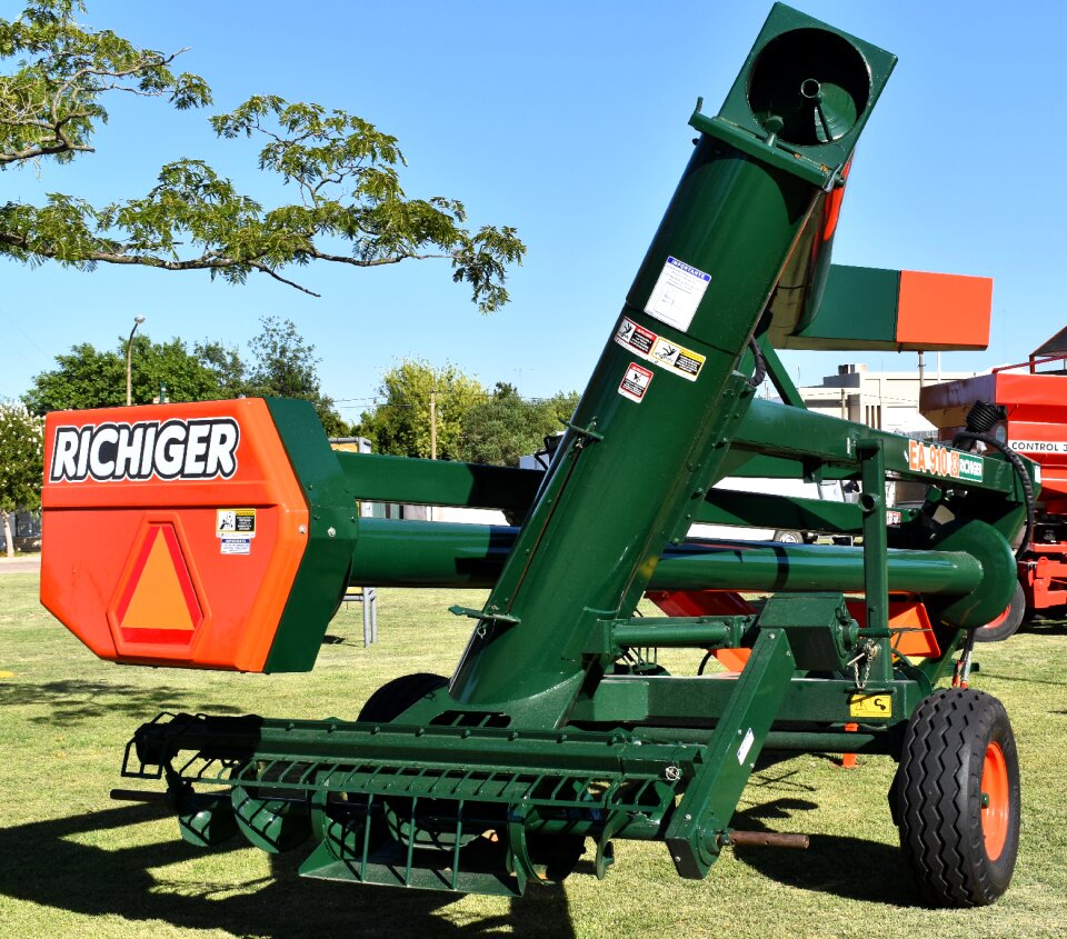 Grain loader worm hopper