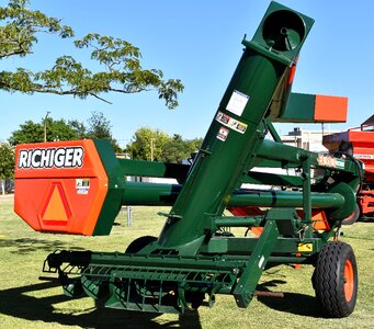 Grain loader worm hopper