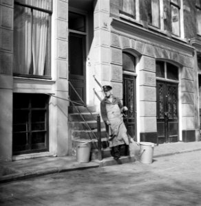 Man met voorschoot en ratel, Bestanddeelnr 254-2341