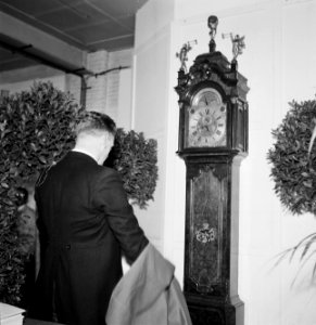 Man staand voor een klok, Bestanddeelnr 255-8557