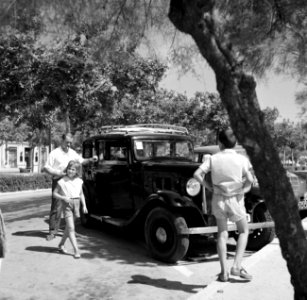 Man met twee kinderen naast een oldtimer, Bestanddeelnr 254-0740