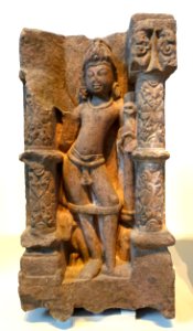 Man standing between two decorated pillars 1, Central India, 10th century AD, sandstone - Östasiatiska museet, Stockholm - DSC09349