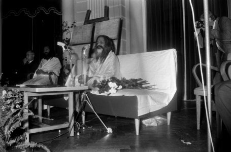 Maharish Makesh Yogi in Concertgebouw. Yogi temidden van zijn volgelingen terwij, Bestanddeelnr 920-6596
