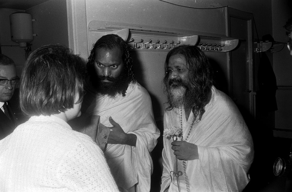 Maharish Makesh Yogi in Concertgebouw. Yogi temidden van zijn volgelingen terwij, Bestanddeelnr 920-6595