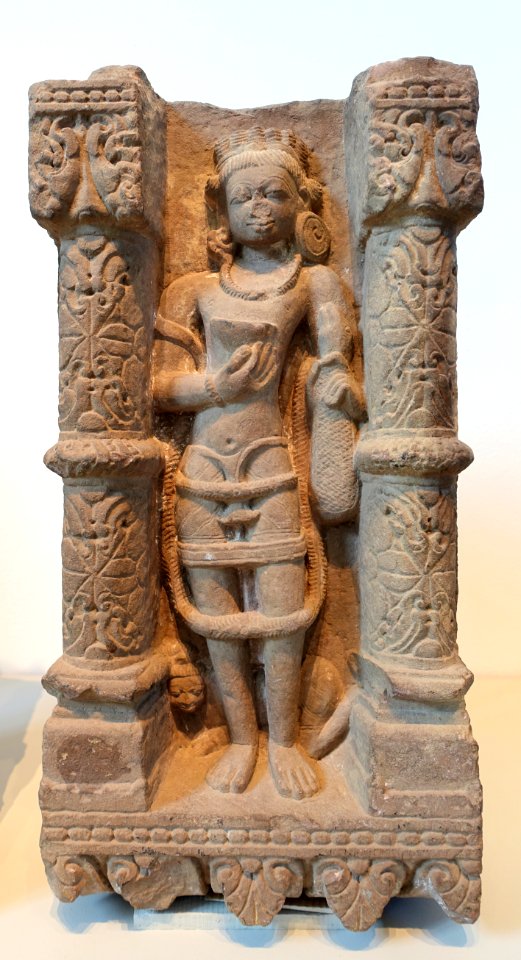 Man standing between two decorated pillars 2, Central India, 10th century AD, sandstone - Östasiatiska museet, Stockholm - DSC09351