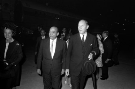 Mahmoed Riad, minister van Buitenlandse Zaken van de VAR arriveert op Schiphol , Bestanddeelnr 922-5408