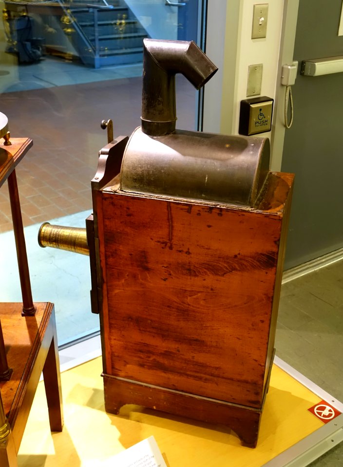 Magic lantern by Robert Hale, Beverly MA, before 1765, with repairs by John Prince, Salem MA, 1794 - Putnam Gallery - Harvard University - DSC07937