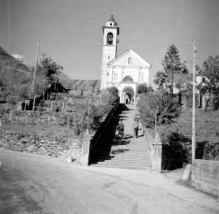 Maggia Dorpskerk aan de oever van de rivier Maggia, Bestanddeelnr 254-4880