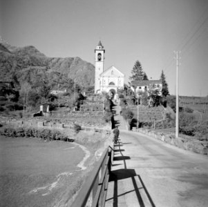 Maggia Dorpskerk aan de oever van de rivier Maggia, Bestanddeelnr 254-4879