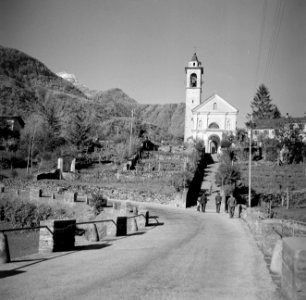 Maggia Dorpskerk aan de oever van de rivier Maggia, Bestanddeelnr 254-4882
