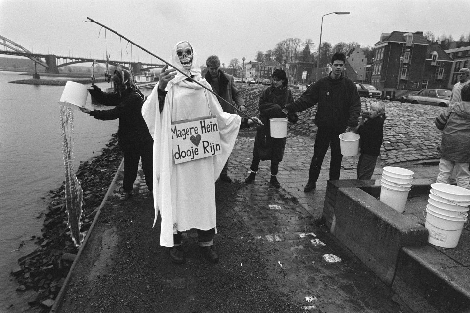 Magere Hein met hengel dode vis aan Waaloever in Nijmegen op actiedag tegen stee, Bestanddeelnr 933-8404