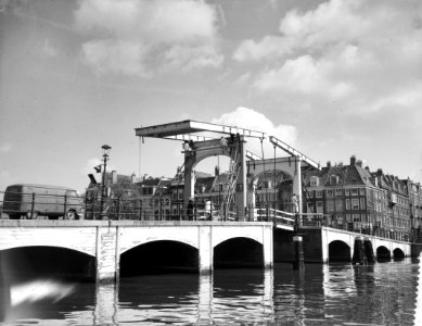Magere brug te Amsterdam wordt geschilderd, Bestanddeelnr 909-5615