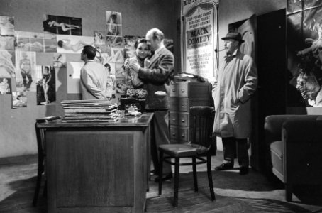 Maigret (Jan Teulings, met pijp) staat de situatie in een nachtclub te observere, Bestanddeelnr 921-6936