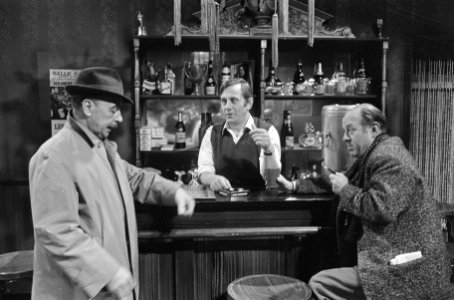 Maigret (Jan Teulings) is in gesprek, staande aan de bar van een nachtclub, Bestanddeelnr 921-6934