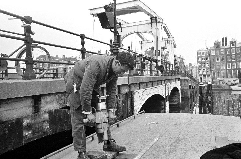 Magere Brug in Amsterdam wordt gerepareerd, boren van hout, Bestanddeelnr 918-9973
