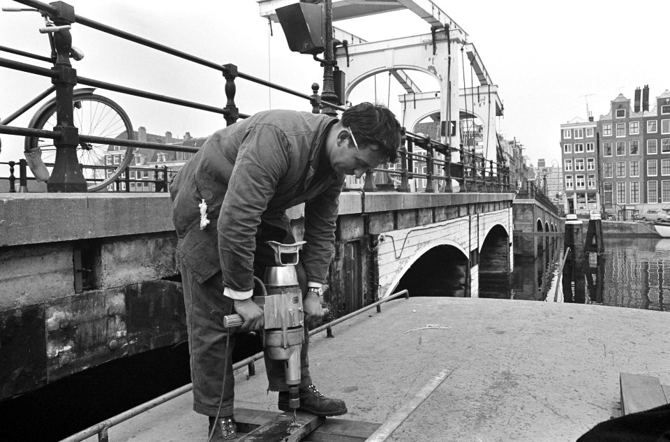 Magere Brug in Amsterdam wordt gerepareerd, boren van hout, Bestanddeelnr 918-9972