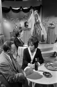 Maigret (Jan Teulings) is in een nachtclub in gesprek met Ada Farano (Tatiana Ra, Bestanddeelnr 921-6932