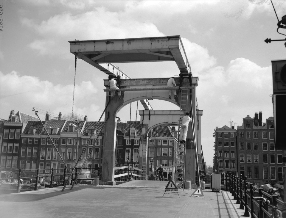 Magere brug te Amsterdam wordt geschilderd, Bestanddeelnr 909-5614