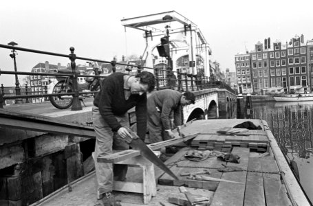 Magere Brug in Amsterdam wordt gerepareerd, zagen van het hout, Bestanddeelnr 918-9970