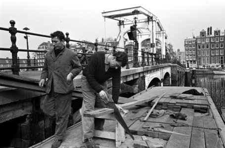 Magere Brug in Amsterdam wordt gerepareerd, zagen van het hout, Bestanddeelnr 918-9971