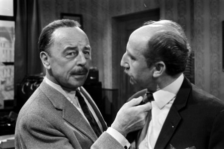 Maigret (Jan Teulings) is in gesprek met de automonteur Guton Mauron (Fred Wiegm, Bestanddeelnr 921-6933