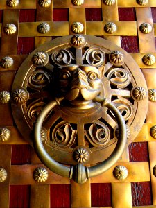 Madrid - Puerta de la Cripta de la Catedral de la Almudena 2